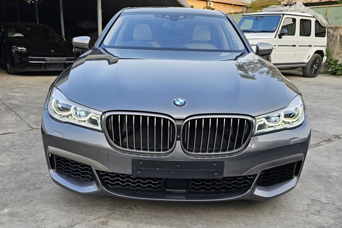 BMW M760Li V12 Exterior Front